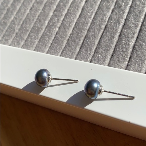 Pearl stud earring night blue - Picture 2 of 3